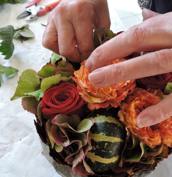 iemand is aan het bloemschikken