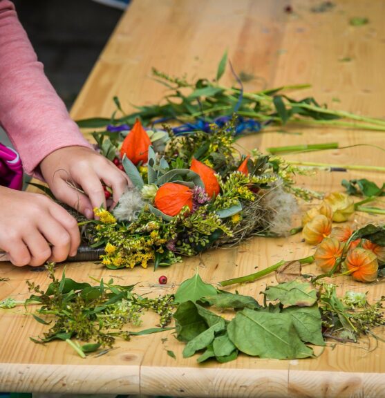 iemand is aan het bloemschikken voor de herfst