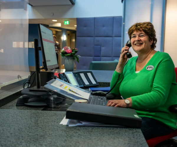 Receptioniste is aan het bellen