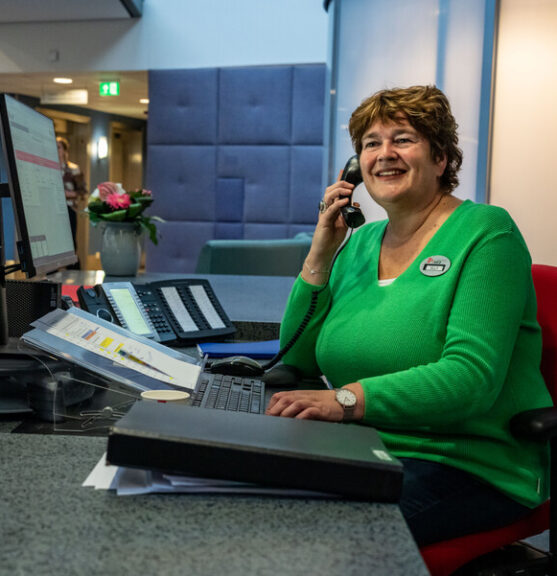 Receptioniste is aan het bellen