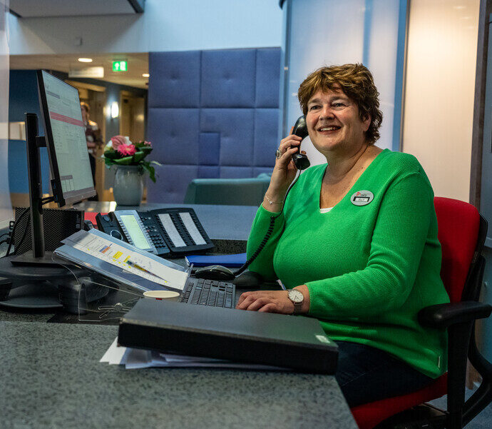 Receptioniste is aan het bellen