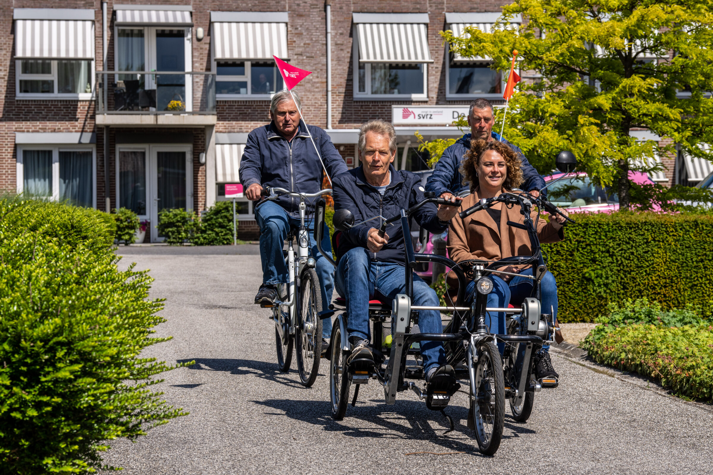 Een medewerker samen met een cliënt op een duofiets