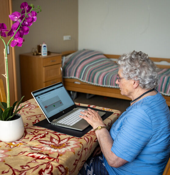 Cliënt zit achter haar computer