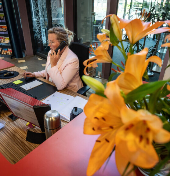 Receptioniste aan de telefoon