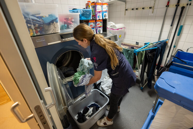 Medewerker stopt was in de wasmachine