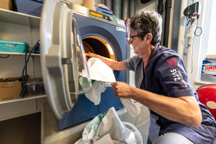 Medewerker stopt was in de wasmachine