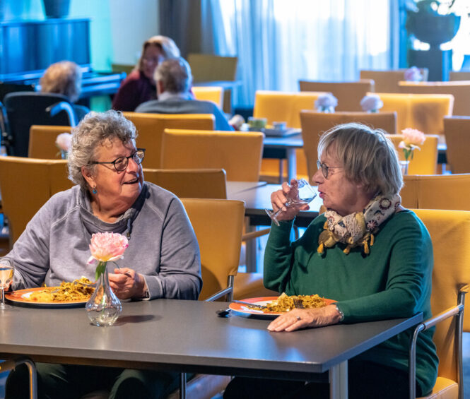 Twee dames met een wijntje aan tafel in het restaurant