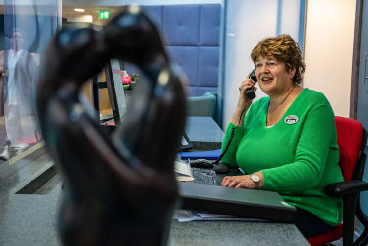 Receptioniste aan de telefoon