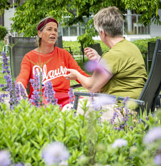 Medewerker in gesprek met cliënt met Huntington